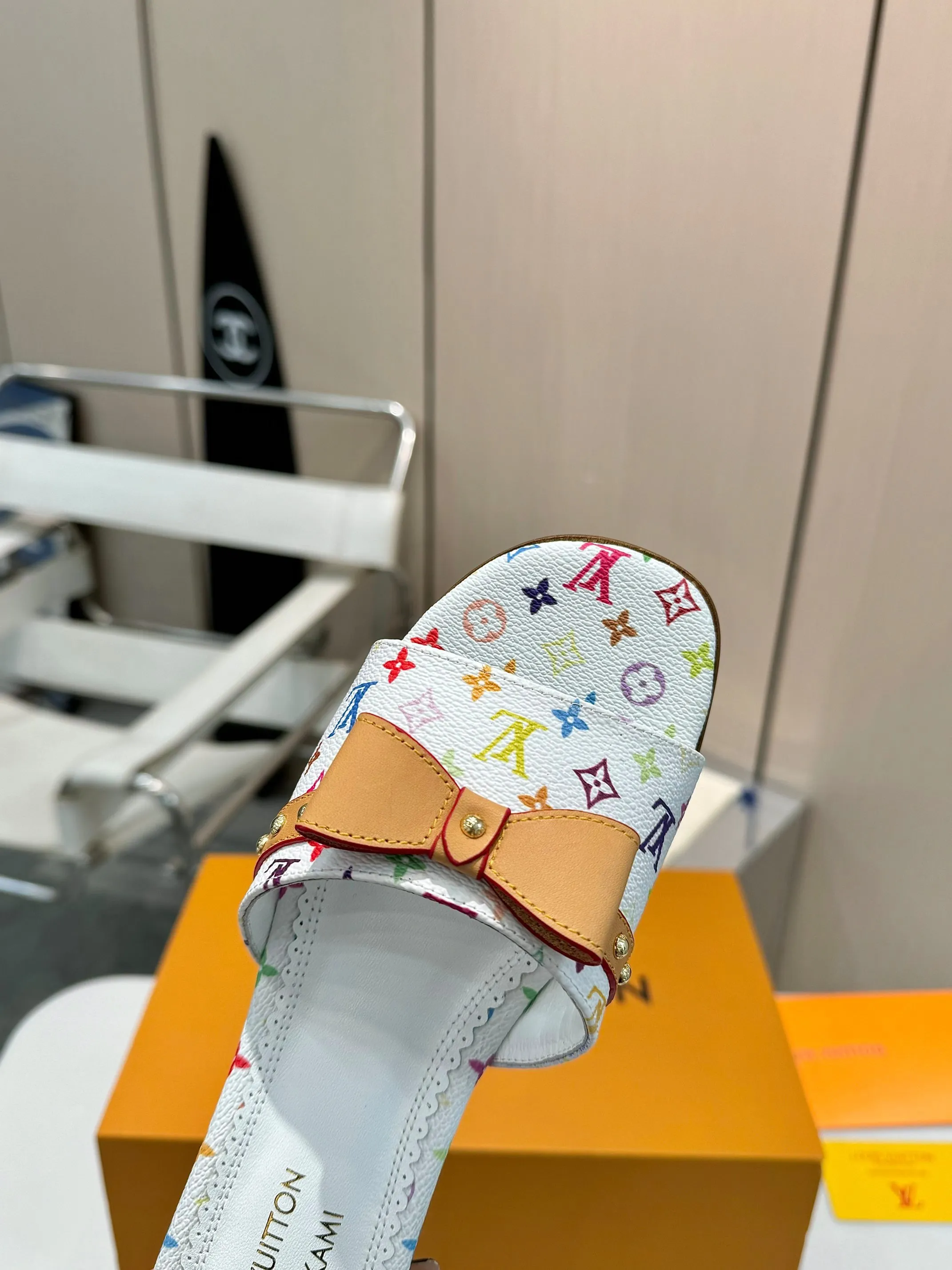 👟👟Ex-factory price 480👟👟 Flat heel top version👠💖Fashion essential LV Louis Vuitton high heels, a new luxury experience ✨Today I recommend a Louis Vuitton beauty to you. It uses high-end genuine leather soles and feels comfortable on the feet. Every step feels like walking on the clouds.  High-end lasting technology, the foot feels incomparable!  💙The perfect combination of brand printed leather and brand hardware buckles creates a unique fashion sparkle, highlighting nobility and luxury!  Classic design, exquisite craftsmanship, and quality in every detail.  Whether it's the casual style of matching or the elegant style of a skirt, it can be easily controlled.  Wear this pair of shoes and become the fashion focus on the street, showing off your elegant taste! 💃 Fabric: Brand printed fabric Lining: Breathable sheepskin Sole: Italian leather sole Size: 35-42 (34/40/41/42 customized)